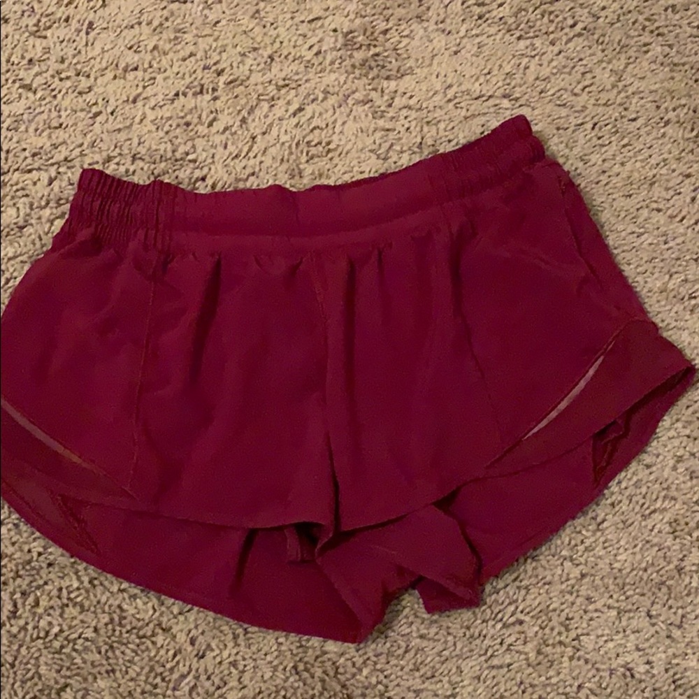lululemon hotty hot 2.5” shorts